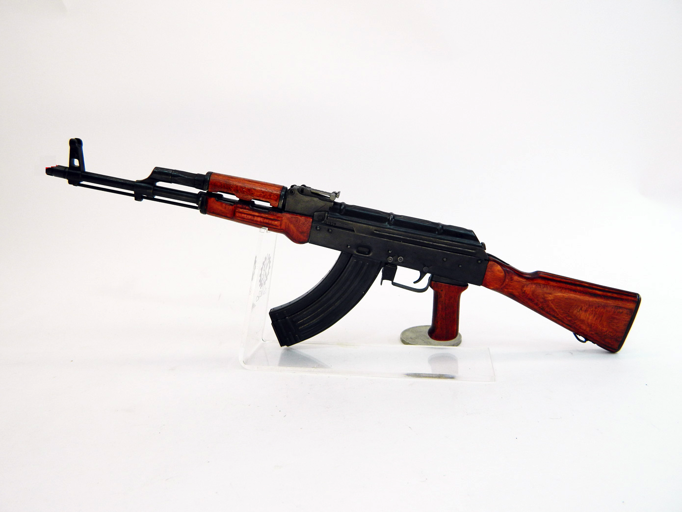 Model Kalashnikov assault rifle AKM on a scale of 1: 3