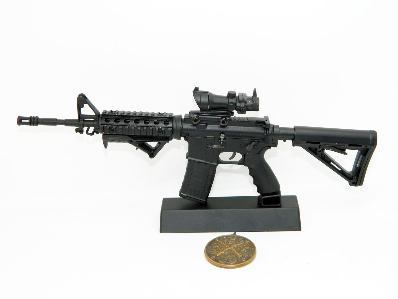 Model Colt M4A1 tactical automatic rifle on a scale of 1:4